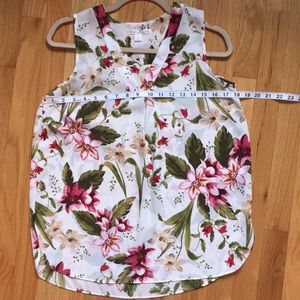Violet & Claire White Floral V-Neck Sleeveless Blouse